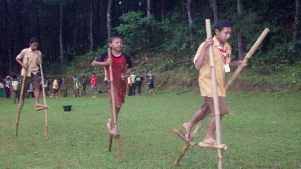 Anak-anak memainkan jajangkungan. (FOTO: ISTIMEWA)