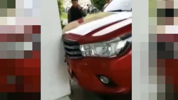Mobil dinas Satpol PP Padang Panjang Mobil dinas Kepala Satpol PP Damkar Pandang Panjang diduga sengaja dirusak (Agung Sulistyo/MNC Portal)