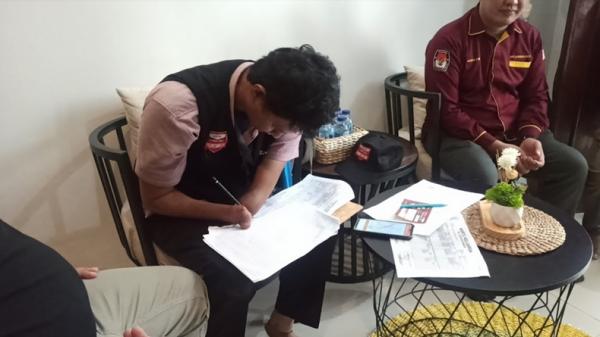 Pantarlih Disabilitas Ridho Kuncoro penyandang disabilitas fisik yang menjadi Petugas Pantarlih di Kelurahan Labuhan Ratu Raya, Kecamatan Labuhan Ratu, Kota Bandarlampung, Minggu (19/2/2023) (Ira Widyanti/MNC Portal)