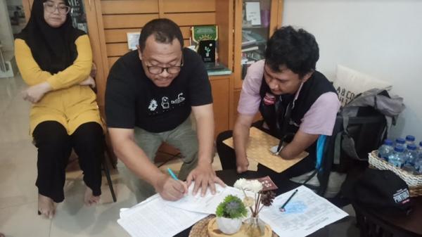 Pantarlih Disabilitas-1 Ridho Kuncoro penyandang disabilitas fisik yang menjadi Petugas Pantarlih di Kelurahan Labuhan Ratu Raya, Kecamatan Labuhan Ratu, Kota Bandarlampung, Minggu (19/2/2023) (Ira Widyanti/MNC Portal)