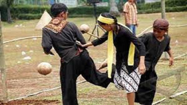 Anak-anak Sunda memainkan perepet jengkol. (FOTO: ISTIMEWA)