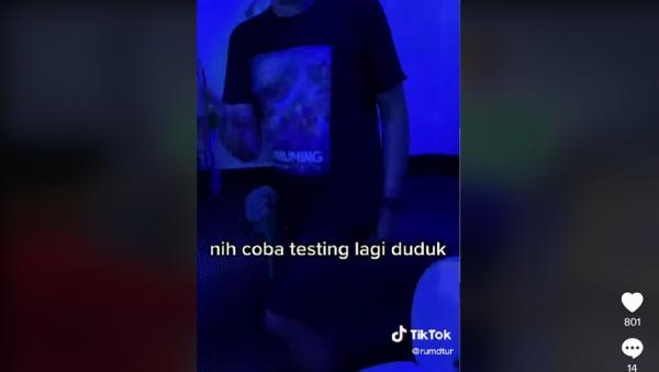 Toilet Viral Video yang menampilkan toilet VVIP viral di media sosial. TV, sound system, hingga kipas angin ditambahkan dalam toilet. (Foto: @rumdtur/TikTok)
