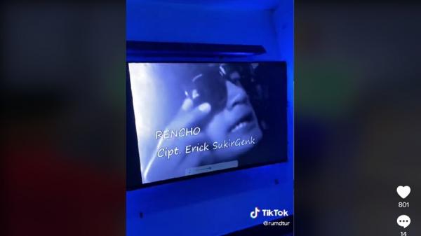Toilet Viral VVIP Video yang menampilkan toilet VVIP viral di media sosial. TV, sound system, hingga kipas angin ditambahkan dalam toilet. (Foto: @rumdtur/TikTok)
