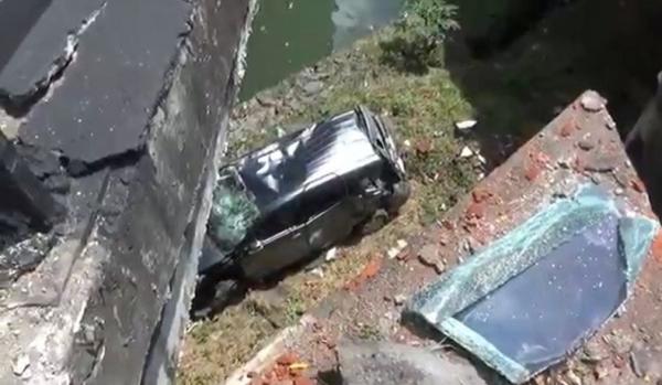 Mobil Jatuh Ke Kolong Jembatan2 Mobil yang jatuh ke kolong jembatan usai diseruduk truk. (Foto: Ketut Catur)