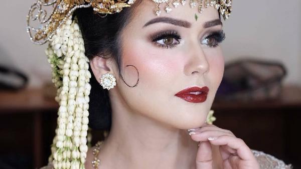 Senk Lotta dalam balutan busana khas Sunda Senk Lotta dalam balutan busana khas Sunda (Foto: IG)
