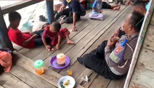 Adit berkumpul kembali dengan keluarganya. (Foto: tangkapan layar)