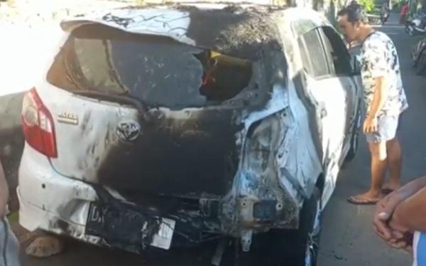 Kebakaran Gianyar 2 Mobil hangus terbakar di Gianyar. (Foto: Ketut Catur)