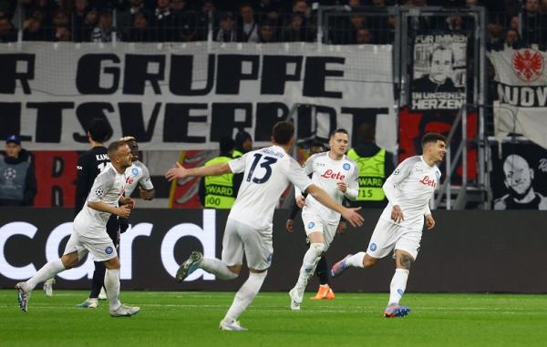 Napoli sukses mempermalukan Eintracht Frankfurt dengan skor 2-0. Pertandingan leg pertama babak 16 besar Liga Champions 2022/2023 itu berlangsung di Deutsche Bank Park, Rabu (22/2/2023) dini hari WIB. (Foto: REUTERS)