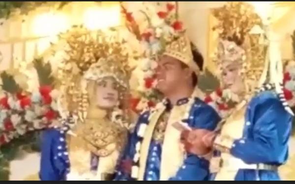 Pria Nikahi dua gadis Kedua istri Arianto bernyanyi untuk menghibur tamu undangan. (Foto: Edi Lestari).