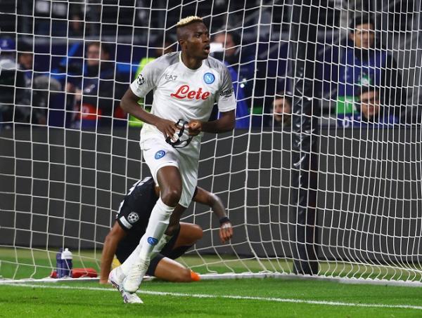 Striker Napoli, Victor Osimhen merayakan gol ke gawang Eintracht Frankfurt dalam laga leg pertama babak 16 besar Liga Champions 2022/2023 itu berlangsung di Deutsche Bank Park, Rabu (22/2/2023) dini hari WIB. (Foto: REUTERS)