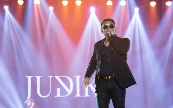 (Penampilan Judika pada acara &ldquo;A New Beginning of Menara Danareksa with Judika&rdquo; di Aryanusa Ballroom Menara Danareksa, Jumat (17/2/2023). (Foto: dok Menara Danareksa)