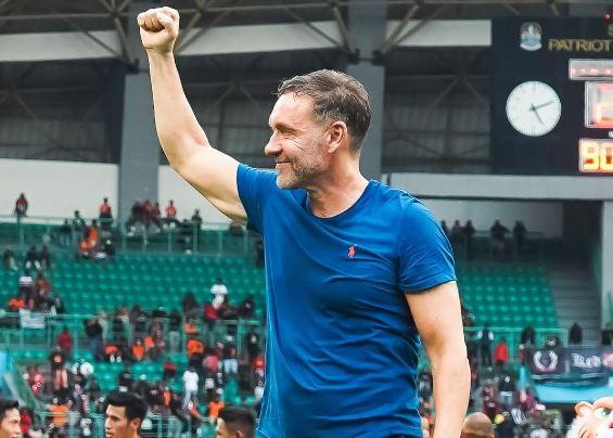 Thomas Doll Pelatih Persija, Thomas Doll tampak semringah timnyas bisa menang dramatis atas Barito Putera pada laga Liga 1 2022/2023 di Stadion Patriot Chandrabhaga, Rabu (22/2/2023). (Foto: Instagram/@persija)