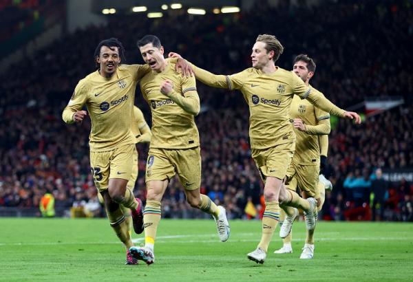 Striker Barcelona, Robert Lewandowski merayakan gol ke gawang Man United pada laga leg kedua playoff Liga Europa 2022/2023 di Stadion Old Trafford, Jumat (24/2/2023). (Foto: REUTERS)