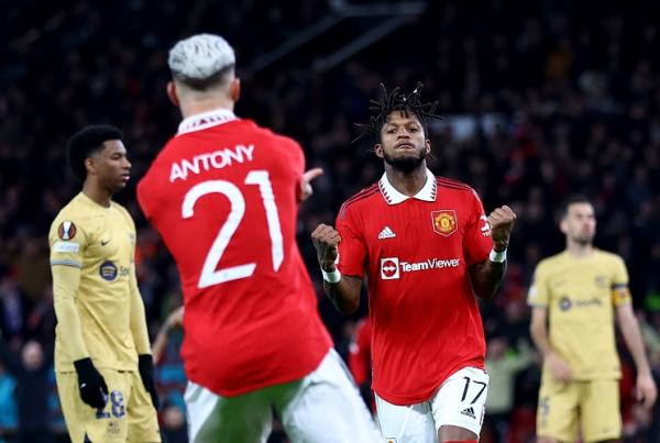 Gelandang Manchester United, Fred merayakan gol bersama rekan setimnya Antony saat melawan Barcelona pada laga leg kedua playoff Liga Europa 2022/2023 di Stadion Old Trafford, Jumat (24/2/2023). (Foto: REUTERS)