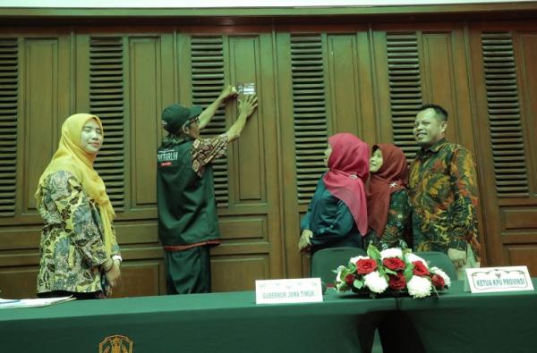 Gubernur Jatim stiker tanda bukti pemilih pemilu Gubernur Khofifah mendapatkan stiker sebagai tanda bukti Data Pemilih Tahun 2024. (Foto: dok Pemprov Jawa Timur)