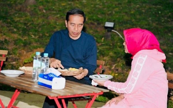 Iriana Bali United Iriana Joko Widodo pakai hoodie Bali United saat santap malam di Ibu Kota Nusantara (IKN), Kamis (23/2/2023). (Foto: Sekretariat Presiden).