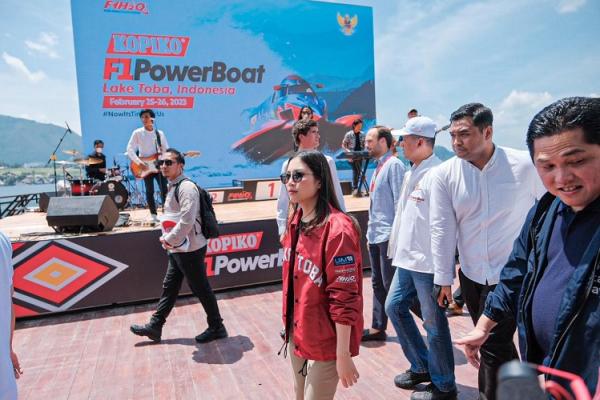 Wamenparekraf Angela F1 PowerBoat Wamenparekraf Angela Tanoesoedibjo mengapresiasi antusiasme masyarakat saat menyambut acara Kejuaraan Dunia Perahu Motor Formula 1 (F1H20) PowerBoat Danau Toba. (Foto: Dok. Kemenparekraf)