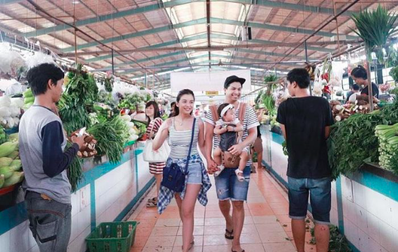 Artis ganteng tak malu temani istrinya belanja di pasar. (Foto: Istimewa)