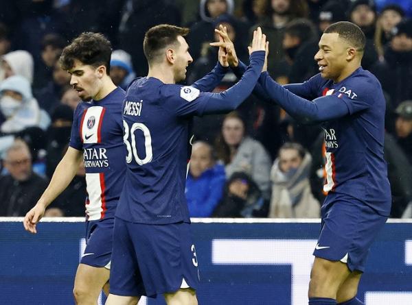 PSG Messi mbappe Paris Saint-Germain (PSG) menang 3-0 atas Marseille di lanjutan Liga Prancis 2022/2023. Duet Lionel Messi dan Kylian Mbappe tampil menakutkan di laga ini. (foto: REUTERS)
