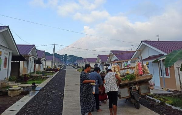 belanja huntap Aktivitas belanja warga huntap Semeru saat pagi. (ihya` ulumuddin).