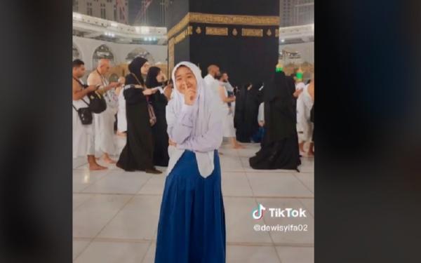 Tangkapan layar video siswi SMP 'Bolos Sekolah ke Mekkah' (Foto: TikTok @dewisyifa02)