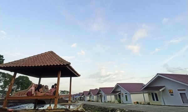 huntap Anak-anak korban erupsi Semeru duduk santai di gazebo huntap. (ihya` ulumuddin).
