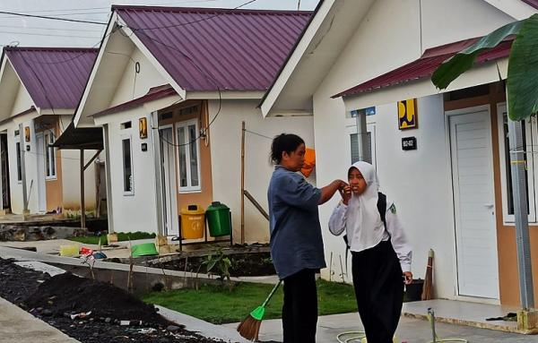 huntap3 Anak-anak yang tinggal di huntap berangkat sekolah. (ihya` ulumuddin).