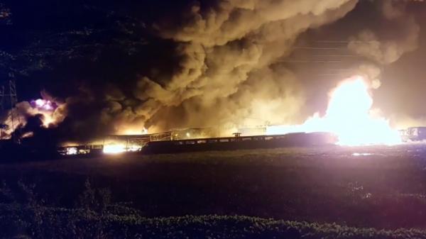 Kebakaran di Pabrik busa Cirebon Pabrik kasur busa di Cirebon, Jabar, terbakar hebat (Toiskandar/MNC Portal)