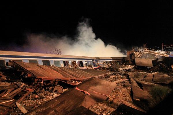 Kecelakaan kereta di dekat Kota Larissa, Yunani, Rabu (1/3/2023), menyebabkan kebakaran pada dua gerbong. (Foto: Reuters)