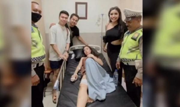 Selebgram Kecelakaan Di Bali Selebgram Nuliah Wijaya mengalami kecelakaan tertabrak mobil di Ubud, Bali. (Foto: Ketut Catur)