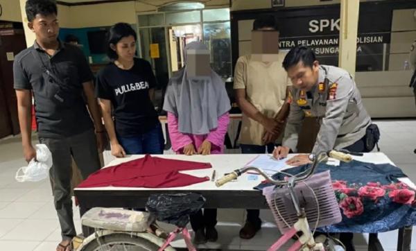 Buruh Cuci Buang Bayi Polisi menangkap MW dan mengamankan sepeda yang dipakai untuk membuang bayi. (Foto: Polres Kubu Raya)