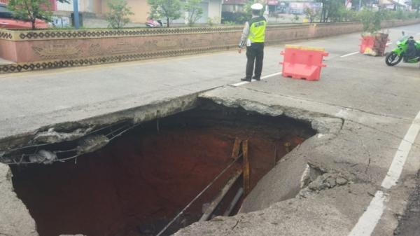 Jalan Ambles di Lampung Utara Jalan Alamsyah Ratu Prawira Negara, Lintas Sumatera, Kotabumi, Lampung Utara, ambles (Jimi Irawan/MNC Portal)