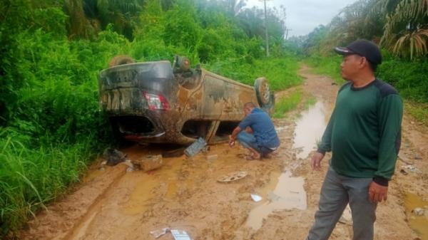 Mobil pengedar uang palsu Satu mobil terbalik dan rusak berat ditemukan di wilayah Kabupaten Batanghari, Jambi. Diduga, mobil itu milik pengedar uang palsu. (Azhari Sultan/MNC Portal)