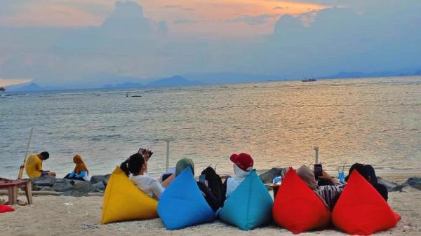 Pantai Sebalang di Lampung Selatan Pantai Sebalang di Lampung Selatan bisa menjadi pilihan untuk liburan akhir pekan (Instagaram/sebalangyay)