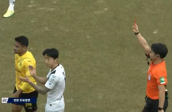 Bintang Timnas Indonesia, Asnawi Mangkualam menerima kartu merah perdananya bersama Jeonnam Dragons. Dia mendapat kartu merah langsung ketika menghadapi Gyeongnam FC pada lanjutan K League 2, Minggu (5/3/2023). (Foto: Twitter)