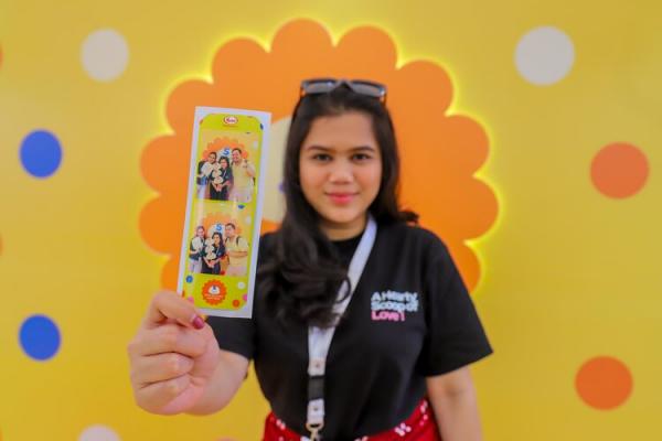 Photobooth Sasa Ice Cream Truck Contoh foto gratis yang bisa didapatkan dengan menunjukkan struk pembelian Sasa Ice Cream. (Foto: MPI/Faisal Rahman)