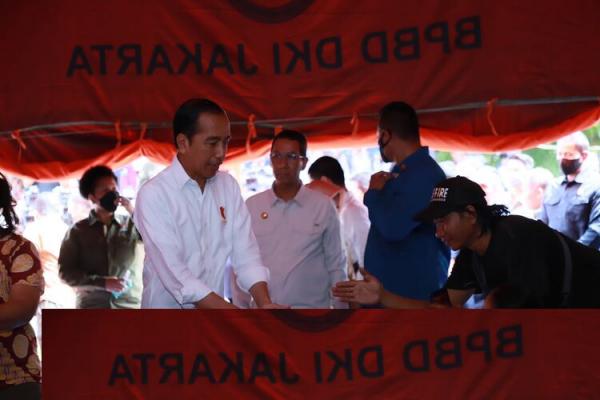 Presiden Jokowi kunjungi Pertamina Plumpang Presiden Joko Widodo mengunjungi warga terdampak insiden Terminal BBM Plumpang. (Foto: dok Pertamina)