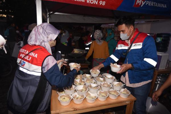 Relawan Pertamina Peduli menyiapkan bubur untuk para pengungsi di dapur umum Pertamina Peduli di RPTRA Rasele, Rawa Badak, Koja, Jakarta pada Sabtu (4/3/2023). (Foto: dok Pertamina)