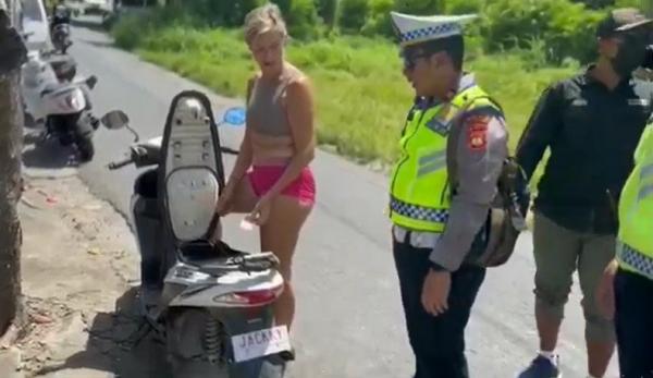 Bule Pakai Plat Nomor Palsu WNA diamankan karena menggunakan pelat nomor custom di Klungkung. (Foto: Gede Juliarsana)