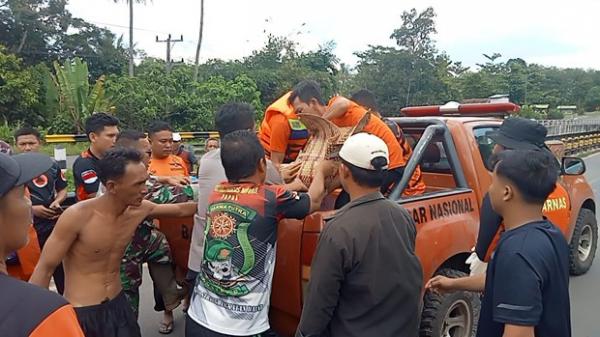 Korban Tenggelam Korban langsung dibawa ke rumah duka untuk segera dimakamkan. (Foto : istimewa)