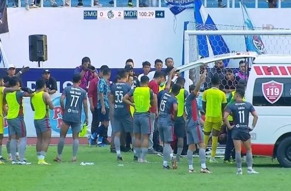 ricki Pemain Madura United Ricki Ariansyah tak sadarkan diri usai mencetak gol ke gawang PSIS Semarang di Liga 1 2022/2023. (foto: Twitter)