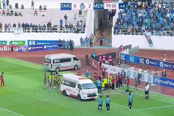 Ricki Ariansyah cede Madura United Ambulans Liga 1 Ambulans masuk ke lapangan untuk mengangkut pemain Madura United, Ricki Ariansyah yang terkena cedera parah saat melawan PSIS Semarang di Stadion Jatidiri, Selasa (7/3/2023). (Foto: Twitter)