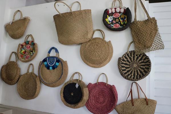 Kerajinan Serat Alam Beberapa produk tas serat alam yang dihasilkan Murakabi Craft. (foto: istimewa)