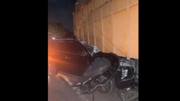 Mobil Pajero yang ditumpangi Pj Bupati Aceh Timur mengalami kecelakaan. Mobil itu menabrak truk (Jamal Pangwa/MNC Portal)