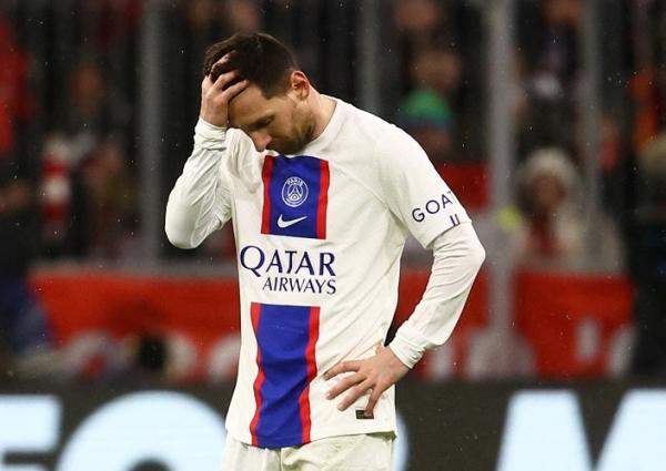 Messi juga terlihat memegang kepala sambil menunduk dan mengelus-elus. Kemudian di berjalan ke lorong stadion dengan wajah murung. (foto: REUTERS)