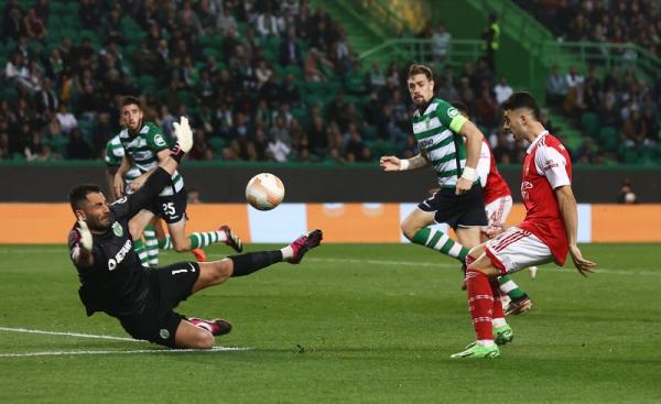 Arsenal Arsenal mampu menahan imbang Sporting Lisbon 2-2 di leg pertama 16 besar Liga Europa 2022/2023. Arsenal sangat mengusai permainan. (foto: REUTERS)