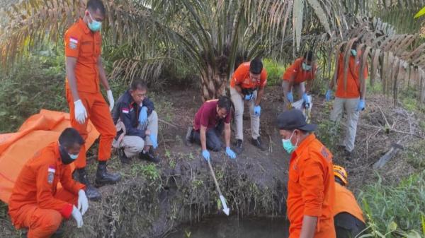 evakuasi mayat di kebun sawit bangka barat Evakuasi jenazah Hafizah di perkebunan Sawit Bukit Intan Bine, Bangka Barat. (Foto: Ist)