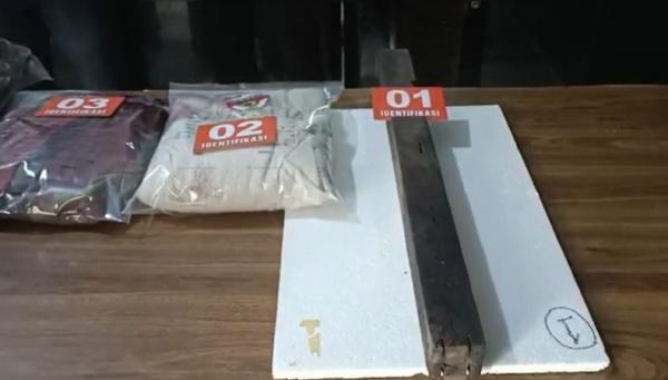 Pembunuhan Singkawang1 Balok dan daster berlumuran darah barang bukti pembunuhan. (Foto: Rizki Kurnia)