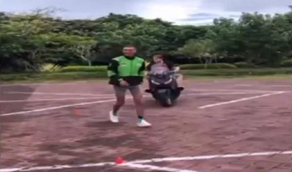 Tangkapan layar video WNA Rusia menjadi instruktur motor. (Foto: Bagus Alit)