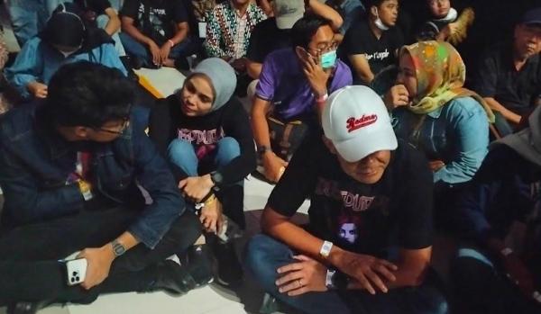 Ganjar Konser Deep Purple Ganjar Pranowo bersama penonton festival menyaksikan konser Deep Purple, Jumat (10/3/2023) malam. (Foto: R August)